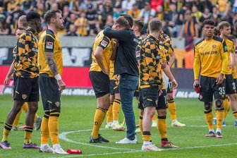 Dynamo Dresden: Das Leiden geht weiter - Dresdens Cheftrainer Guerino Capretti tröstet inmitten seiner enttäuschten Spieler Kapitän Tim Knipping. 