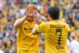 Dynamo Dresden: Dribbelkünstler Bobzien bereitet vor, Ceka und Vermeij treffen zum Sieg - Jason Ceka (vorn) jubelt nach seinem Tor zum 1:0 mit Robert Wagner.