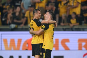 Dynamo Dresden gegen Energie Cottbus - die Stimmen zum Derby: Heise bügelt Fehler mit Tor aus - Dynamos Torschützen Philip Heise (li.) und Robin Meißner jubeln nach dem Sieg.