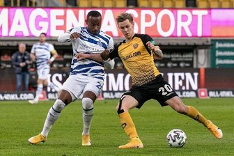 Dynamo Dresden: Hoch anlaufen, tief stehen und die Klasse halten - Rückkehrer Julius Kade (r.), der hier den Ball vor Leroy-Jacques Mickels sichert, überzeugte in der letzten Saison mit seiner Zweikampfstärke. Die kann Dynamo gut gebrauchen. Kade erhielt einen Vertrag bis Juni 2024.