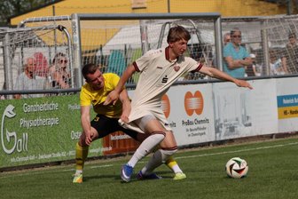 Dynamo Dresden ist nicht zu halten: Handwerk Rabenstein verliert Spitzenspiel der Fußball-Landesliga - Die jungen Dynamos waren einfach nicht zu halten: Hier versucht es Rabensteins Johannes Hopfe gegen Dresdens Lennox Eilke. Die Gäste gewannen am Ende mit 2:0.