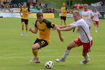 Dynamo Dresden nutzt Länderspielpause für ein Testspiel im Vogtland - Christoph Daferner (links) ist hier im Zweikampf mit Regensburgs Louis Breunig (rechts) zu sehen. Der Dynamo-Stürmer hatte sein Team Ende Juli 2024 in Auerbach 1:0 in Führung gebracht.