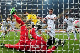 Dynamo Dresden: Schlafender Riese zwischen Erfolg und Problemfans - SG Dynamo Dresden - FC St. Pauli am 06. April im glücksgasstadion. Der Dresdner Anthony Losilla (Mitte) trifft gegen Paulis Torwart Philipp Tschauner zum 2:2.