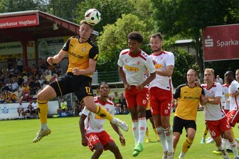 Dynamo Dresden und die ungewöhnliche Generalprobe in Auerbach: Jahn Regensburg siegt nach Verlängerung - Dynamo-Kicker Aljaz Casar setzt nach einer Ecke zum Kopfball an.