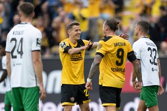 Dynamo Dresden verteidigt Tabellenführung gegen Münster - Dynamos Manuel Schäffler (r) jubelt nach seinem Tor zum 1:0 mit Niklas Hauptmann.
