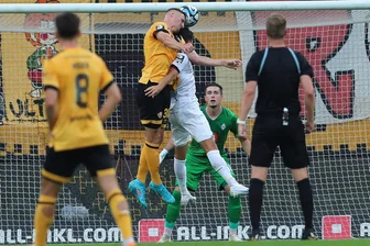Dynamo Dresden zuerst eiskalt, dann mit unnötiger Zittereinlage - Das Führungstor der Dresdner. Stefan Kutschke überspringt den Mannheimer Verteidiger. 