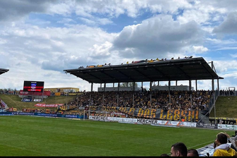 Dynamo-Fans auf Tribünendach des Gästeblocks: Aufregung vor Anpfiff gegen FSV Zwickau - 