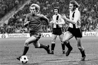 Dynamo gegen Bayern vor 50 Jahren: Als Hoeneß Geyer davondüste - Bayern-Stürmer Uli Hoeneß (links) schaltet den Turbo an, Dynamo-Verteidiger Eduard Geyer (rechts) kommt nicht hinterher. „Wir haben viel zu offensiv gespielt“, beklagt sich Geyer später. Nach einer 3:4-Niederlage in München und einem 3:3 im Rückspiel in Dresden scheiden die Sachsen (in der Bildmitte Christian Helm) aus.