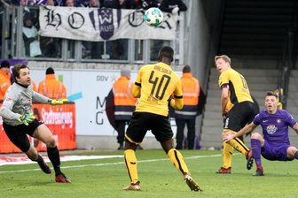 Dynamo glänzt spielerisch, Aue am Boden - Ohne Mühe legt Dynamos Marco Hartmann (zweiter von rechts) für Erich Berko auf (Nummer 40). Die FCE-Spieler Martin Männel (links) und Nicolai Rapp kommen zu spät.