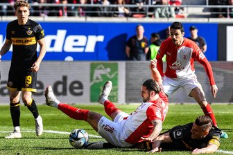 Dynamo-Kapitän Kutschke nach Derby-Niederlage in Halle: Ton wird jetzt rauer - Nach diesem Gerangel zwischen Stefan Kutschke (re.) und Dominic Baumann gab es Elfmeter für Halle.