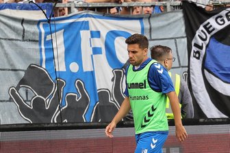 Dynamo-Rekordtorschütze wird in Magdeburg zum Bankdrücker - Magdeburgs Ahmet Arslan läuft sich warm, doch auf den Platz darf er nicht. 