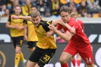 Dynamo siegt, feiert und stürmt mit Torjäger Daferner in die 2. Bundesliga - Christoph Daferner, hier im Duell mit Ex-Dynamo Tim Knipping, stürmt auch in der 2. Fußball-Bundesliga für Dresden.