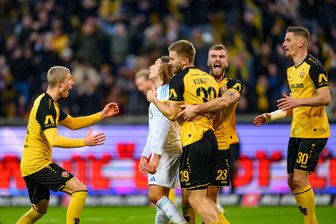 Dynamo-Torhüter Tim Schreiber: „Der Punkt heute war extrem wichtig“: Die Stimmen zum Spiel Dresden gegen Saarbrücken - Dynamos David Kubatta (3.v.l.) jubelt nach seinem Tor zum 1:1 mit Dmytro Bogdanov (li.), Lars Bünning (2.v.r) und Stefan Kutschke (r).