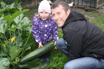 Dynamo und die Riesen-Zucchini - Gartenmeister 2012? Dynamo- und Garten-Fan Tobias Uhlmann aus Eppendorf und sein dreijähriges Töchterchen Leoni beim Ernten der Zucchini-Prachtexemplare.
