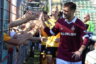 Dynamos Nummer eins Drljaca: Erst ausgepfiffen und dann gefeiert - Dynamo gewinnt vor allem dank der Paraden von Stefan Drljaca 1:0 in Lübeck. Da wird der Gang zu den Fans zum Genuss. 