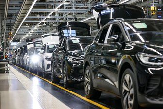 E-Auto-Absatzkrise bei Volkswagen Sachsen: Produktionskürzungen sind auch ein Signal an die Politik - Schwache Nachfrage führt bei VW Sachsen zu einer Woche Stillstand.