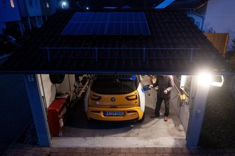 E-Auto-Förderung: Tausende Antragsteller gehen leer aus - Gefördert werden der Kauf und die Installation einer Ladestation für Elektroautos in Kombination mit einer Fotovoltaikanlage und einem Solarstromspeicher.