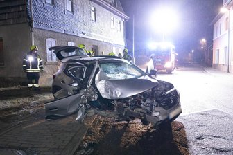E-Auto kracht im Erzgebirge nahezu ungebremst gegen Hausecke – Laut Polizei war Alkohol im Spiel - In Thalheim ist ein Auto gegen eine Hausecke gekracht.