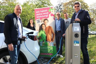 E-Auto laden in Flöha: Das öffentliche Netz wächst in Schrittgeschwindigkeit - Haben die neue E-Ladesäule an den Hochhäusern in Betrieb genommen: Areacharge-Geschäftsführer Thorsten Jahn, WVBG-Prokuristin Sandra Krause, OB Volker Holuscha, Elektromeister Mirko Berger und Geschäftsführer Frank Böttcher.