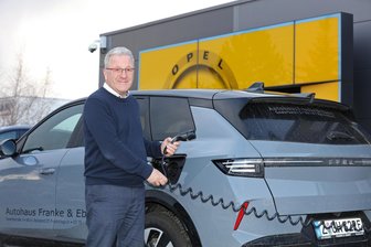 E-Auto oder Kleinwagen? Für einige Westsachsen sind die explodierten Spritpreise der i-Punkt - Volkmar Stöcker, Geschäftsführer der Zimpel & Franke-Gruppe, ist derzeit froh, ein E-Auto zu fahren.