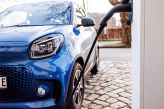E-Auto oder Verbrenner? Tanken teurer als zu Hause laden - Wer zu Hause Strom für sein Auto zapft, kommt deutlich günstiger davon als Autofahrer mit Verbrennern beim Tanken.