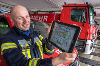 E-Autos bleiben im Erzgebirge Ladenhüter: Experte räumt mit Mythen auf - Um am Unfallort rasch Kenntnisse über das jeweilige Auto zu erhalten, stehen den Kameraden Tablets zur Verfügung. Sie zeigen etwa, wo sich die Batterie befindet, sagt Marko Hirsch.