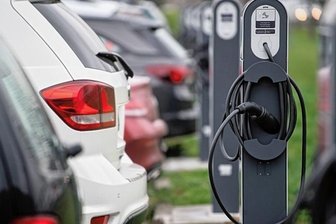 E-Autos: Braucht Amt wirklich Mittelklassewagen? - Über eine Million Euro will der Landkreis für neue E-Autos, die für die eigene Fahrzeugflotte bestimmt sind, ausgeben.