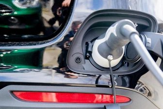 E-Autos: Bund verlängert Förderung für Heim-Lade-Stationen - Die Bundesregierung hat die attraktive Förderung privater Ladestationen für E-Autos erneut verlängert und aufgestockt.