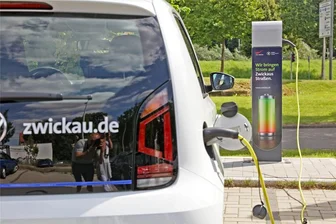 E-Autos im Visier des Zwickauer Stadtrats: Wird künftig für das Laden eine Sondergebühr fällig? - Auch für die Stadt Zwickau selbst würden sich die Kosten für das Laden der stadteigenen E-Autos erhöhen, wenn zusätzliche Gebühren anfallen.