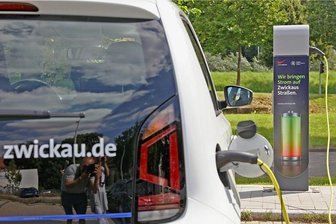 E-Autos: Stadt Zwickau soll neue 50 Ladesäulen, aber nur eine Schnellladesäule bekommen - Die erste von mehr als 50 geplanten neuen Ladesäulen ist am Alten Gasometer in Zwickau eingeweiht worden. 
