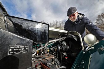 E-Autos: Was Meeraner Oldtimerfreunde davon halten - So sieht es unter der Haube des Adler aus dem Jahr 1937 von Klaus-Dietmar Hessel aus. Das Schild zeigt den Hersteller.