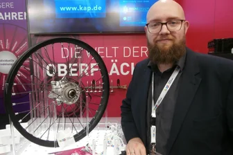 E-Autos: Wie sächsische Zulieferer die Durststrecke überstehen wollen - Stephan Veenhuizen vom Vertrieb der KAP Surface Holding GmbH. Das Unternehmen ist Spezialist für Oberflächenbeschichtung und Korrosionsschutz.