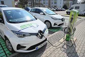 E-Autos: Wo es beim Ladenetz in Sachsen hakt - Ladestation in Chemnitz: Der Bundesverkehrsminister will jetzt den notwendigen Ausbau des Ladeinfrastruktur vorantreiben. 