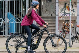 E-Bike-Boom hält an: Rekordverkäufe im Jahr 2022 - Als alltagstaugliches E-Mountainbike bewirbt Cannondale das Moterra Neo EQ. Neben Vollfederung und Breitreifen hat es Seitenständer, Gepäckträger und Schutzbleche. Für das massige Pedelec werden mindestens 6200 Euro fällig. 