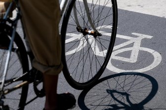 E-Bike-Fahrerin in Neukirchen schwer verletzt: Warum die Frau nachts stürzte - Betrunkene Radfahrerin stürzt nachts in Neukirchen und verletzt sich schwer.