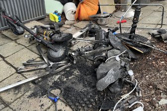E-Bike, Handy, Powerbank: Wie gefährlich sind Lithium-Ionen-Akkus wirklich? - Einer der beiden abgebrannten E-Roller aus Limbach.