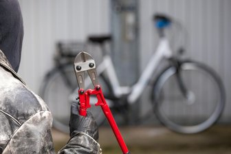 E-Bike vor Supermarkt in Zwickau gestohlen - Symbolfoto: Ein Dieb will ein Fahrrad stehlen.