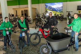 E-Bike-Welt Vogtland will Marktlücke schließen - Von Lastenfahrrad bis Mountainbike, Hauptsache, elektrisch unterstützt - darauf konzentriert sich die E-Bike-Welt Vogtland im Gewerbepark Göltzschtal. Zum Team um die Geschäftsführer Chris Themel (2. von links) und Thomas Klopfer (rechts) gehören Benjamin Böttcher (links) und Werkstatt-Mitarbeiter Daniel Möckel (2. von rechts).