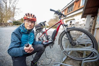 E-Bikes boomen: Doch gibt es an Radwegen im Vogtland genug Lademöglichkeiten dafür? - Oliver Meister ist viel mit seinem E-Bike unterwegs. Wo genau sich E-Ladestationen befinden, ist oft nicht klar.