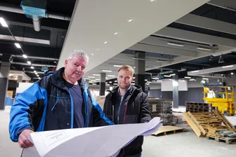 E-Center in Plauen fast fertig: Wann öffnet der neue Supermarkt und ab wann ist der ovale Kreisverkehr nutzbar? - Uwe Dressel, technischer Projektleiter, und Tim-Bix Schuster von Edeka auf der Fläche des neuen Marktes.