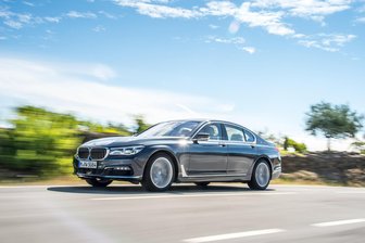 E-Fuels für BMW und mehr: Wie eine Chemnitzer Firma gegen die Krise in der Chemiebranche kämpft - Neue BMW wie dieser sollen ab 2028 mit synthetischem Benzin ausgeliefert werden.