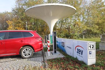 E-Ladesäulen in Westsachsen: Lokaler Anbieter gibt Geschäft mit E-Mobilität auf - Die ZEV will das Geschäftsfeld E-Mobilität aufgeben. Die Ladesäulen werden Anfang 2025 abgebaut. Für die Infrastruktur an der Audistraße laufen Gespräche für eine Übernahme.