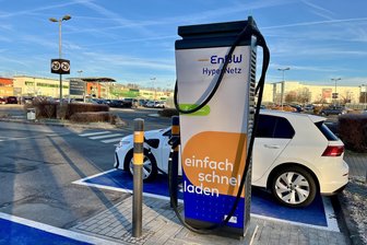 E-Ladesäulen in Zwickau: Bei den acht neuen am Globus-Markt soll es nicht bleiben - Auf dem Parkplatz am Glück-auf-Center wurde ein neuer Ladepark in Betrieb genommen.