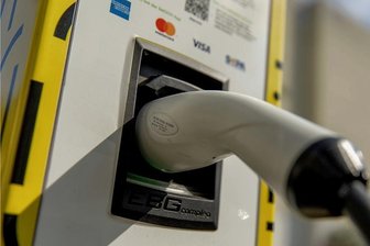E-Ladesäulen müssen EC-Karten annehmen - E-Autofahrer müssen ab 2023 bundesweit an allen neu aufgestellten Ladesäulen mit der Debit- oder Kreditkarte zahlen können. Das hat der Bundesrat entschieden.