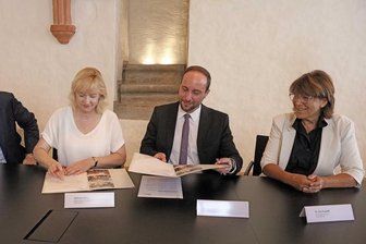 E-Mobilität: Stadt Zwickau und Wolfsburg AG vereinbaren Zusammenarbeit - Vertreter und Vertreterinnen der Stadt Zwickau und der Wolfsburg AG bei der Vertragsunterzeichnung.