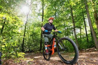 E-Mountainbike kaufen: Worauf Sie achten müssen - Mit Rückenwind aus der Steckdose über Stock und Stein: 38 von 100 hierzulande verkauften E-Bikes taugen für die Fahrt über Stock und Stein. Wobei die Geländetauglichkeit der verschiedenen elektrifizierten Mountainbike-Modelle variiert. 