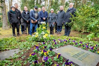 e.o.plauen-Galerie kündigt neues Veranstaltungsformat an - Vor der Einweihung der Gedenktafel auf dem Gelände des Erich-Ohser-Hauses fand am Samstagmorgen auf dem Hauptfriedhof in Reusa eine kleine Gedenkfeier am Grab des Künstlers statt. 