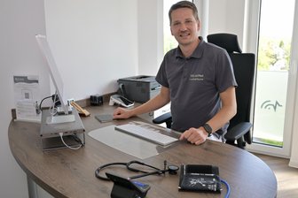 E-Patientenakte: Warum ein Schneeberger Arzt sie nutzt - viele seiner Kollegen aber noch nicht - Ganz auf ePA eingestellt: Dr. Georg Illing in seiner Schneeberger Praxis.