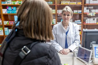 E-Rezept: Eine Umstellung mit Licht und Schatten für Mittelsachsens Ärzte und Apotheken - In der Apotheke von Dr. Anke Tanneberger in Freiberg kommen bereits bis zu 60 Prozent der Rezepte als E-Rezepte an.
