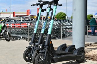 E-Roller in Mittweida: So liefen die ersten drei Wochen - An vielen Stellen in Mittweida, so zum Beispiel an der Aral-Tankstelle oder am Kaufland, stehen Elektroroller des Anbieters Tier fahrbereit zum Mieten.
